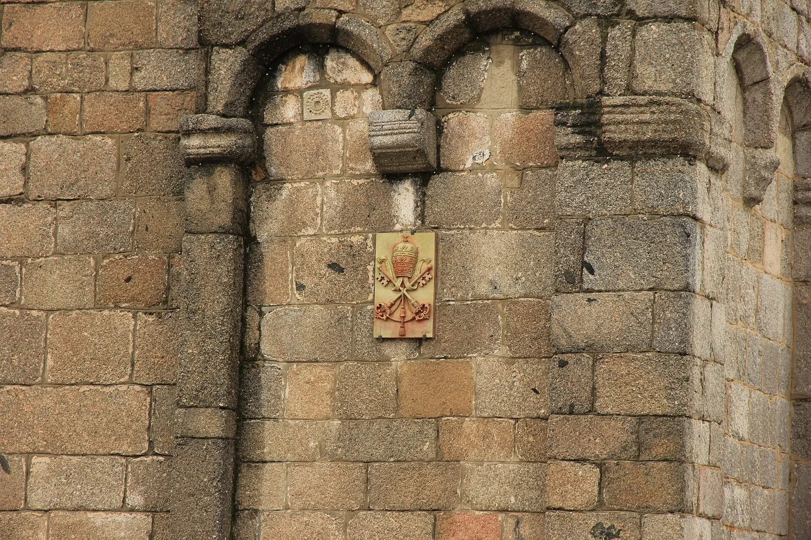Dettaglio della muratura in granito della Basilica di San Simplicio, Olbia