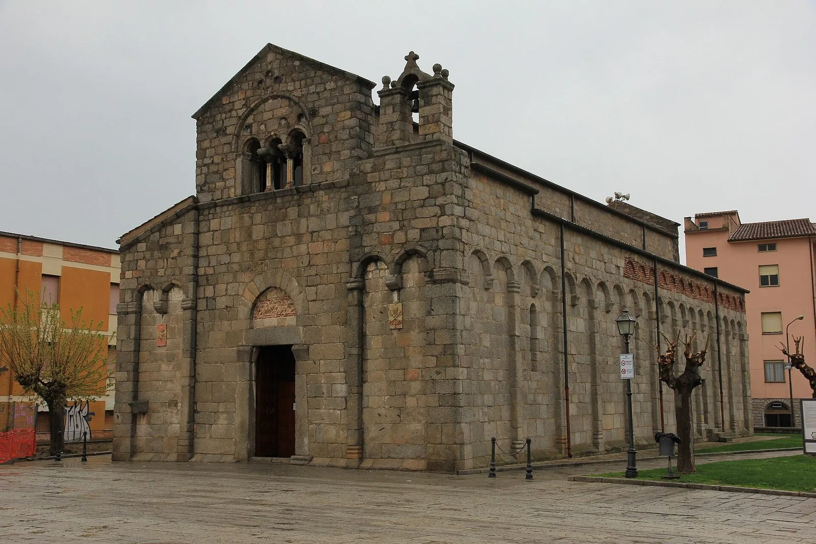 La facciata in granito della Basilica di San Simplicio a Olbia