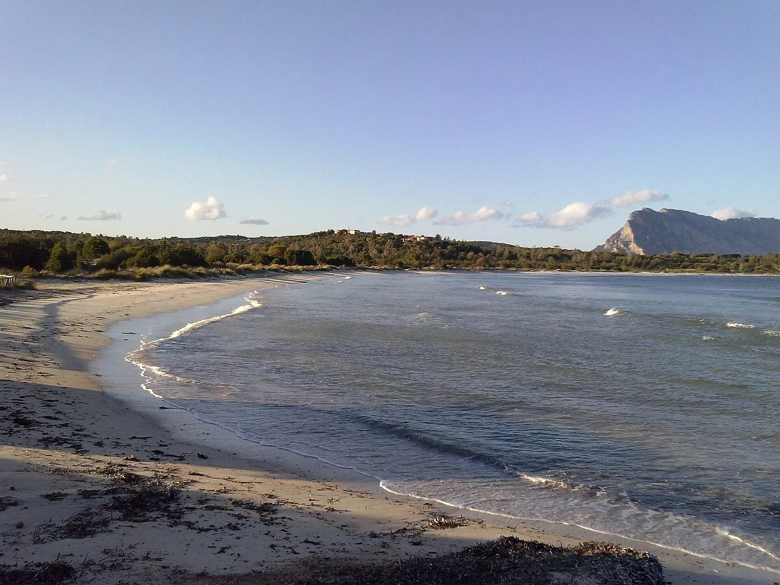 La baia di Cala Brandinchi con acqua bassa e trasparente