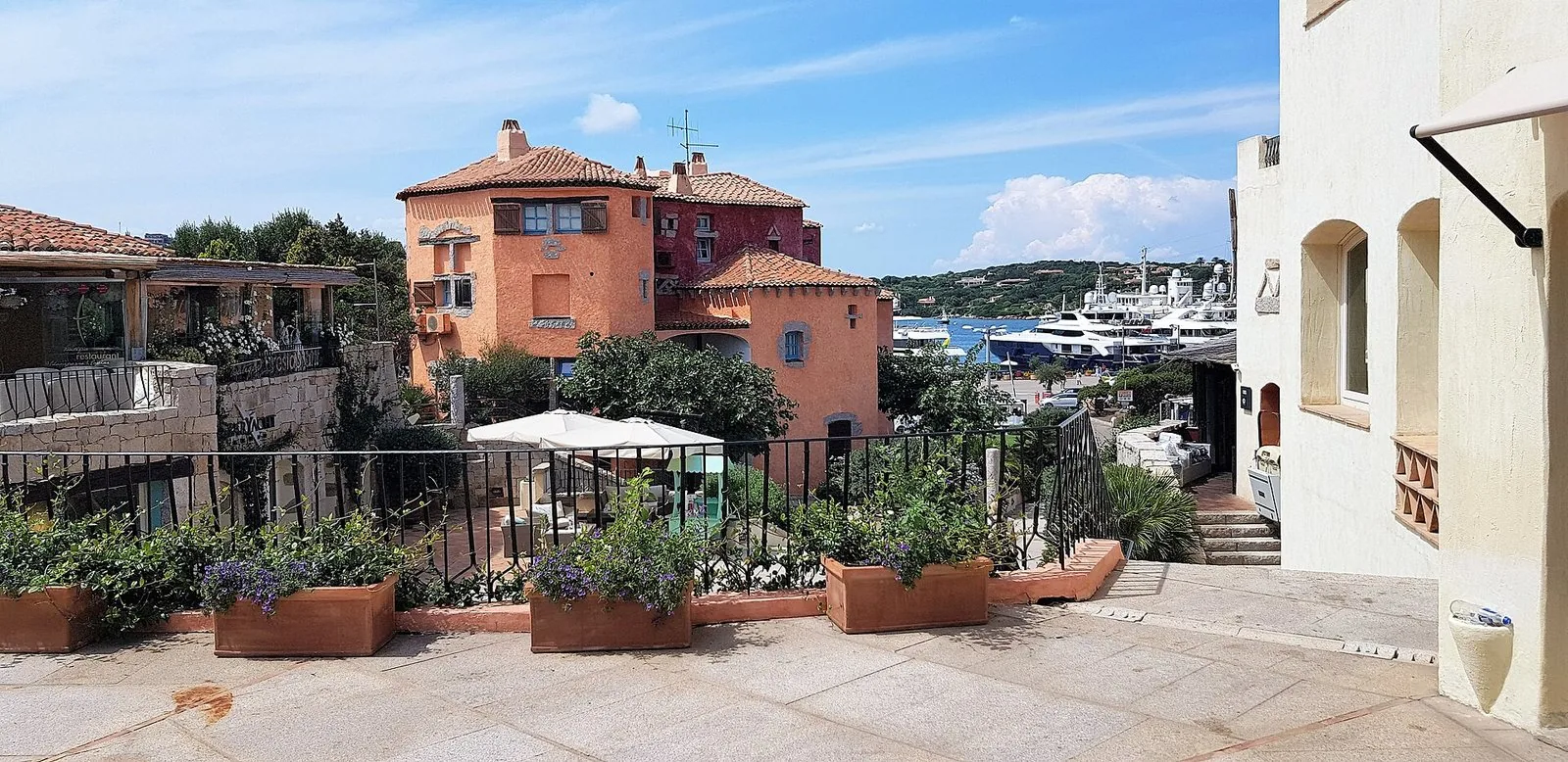 Un tratto di costa della Gallura con le barche ormeggiate nella baia