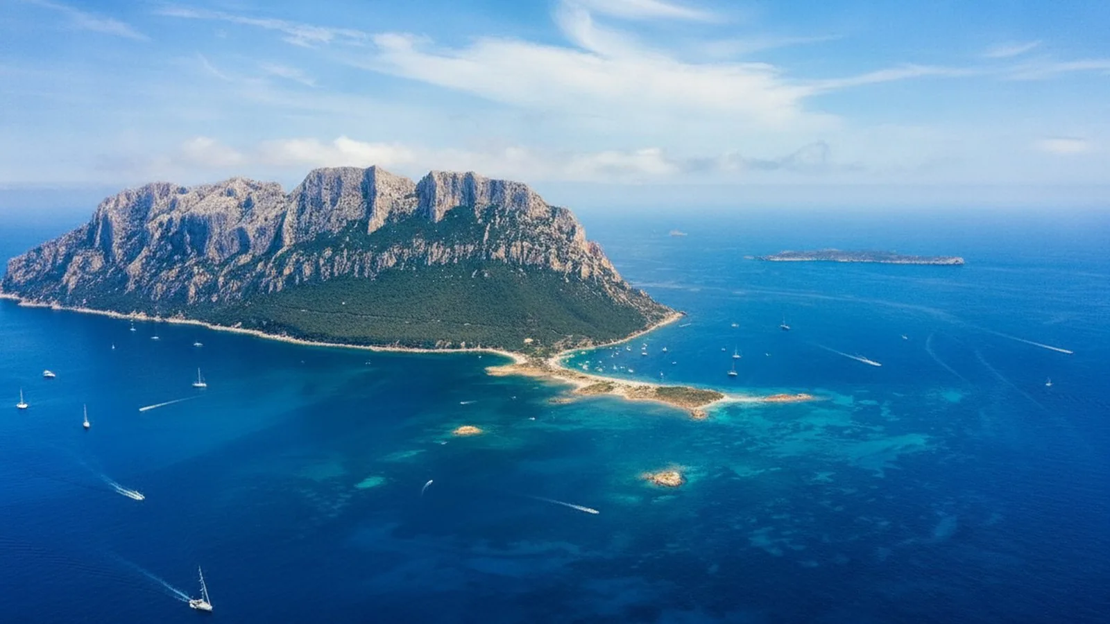 L'Isola di Tavolara vista dall'alto, con il mare turchese del golfo di Olbia