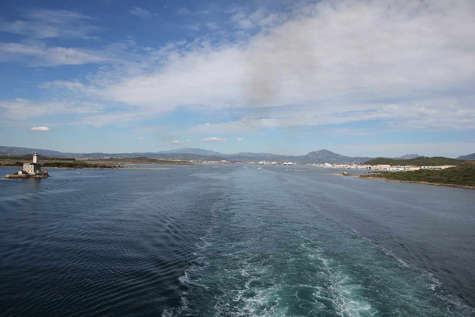 Il golfo di Olbia visto dal mare, con la scia di una imbarcazione
