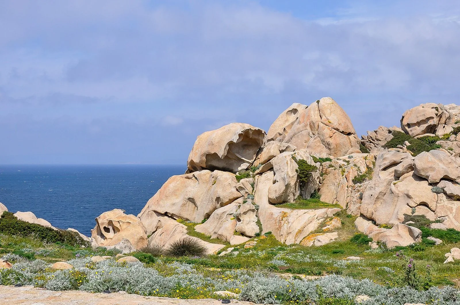 Rocce di granito modellate dal vento sulla costa gallurese