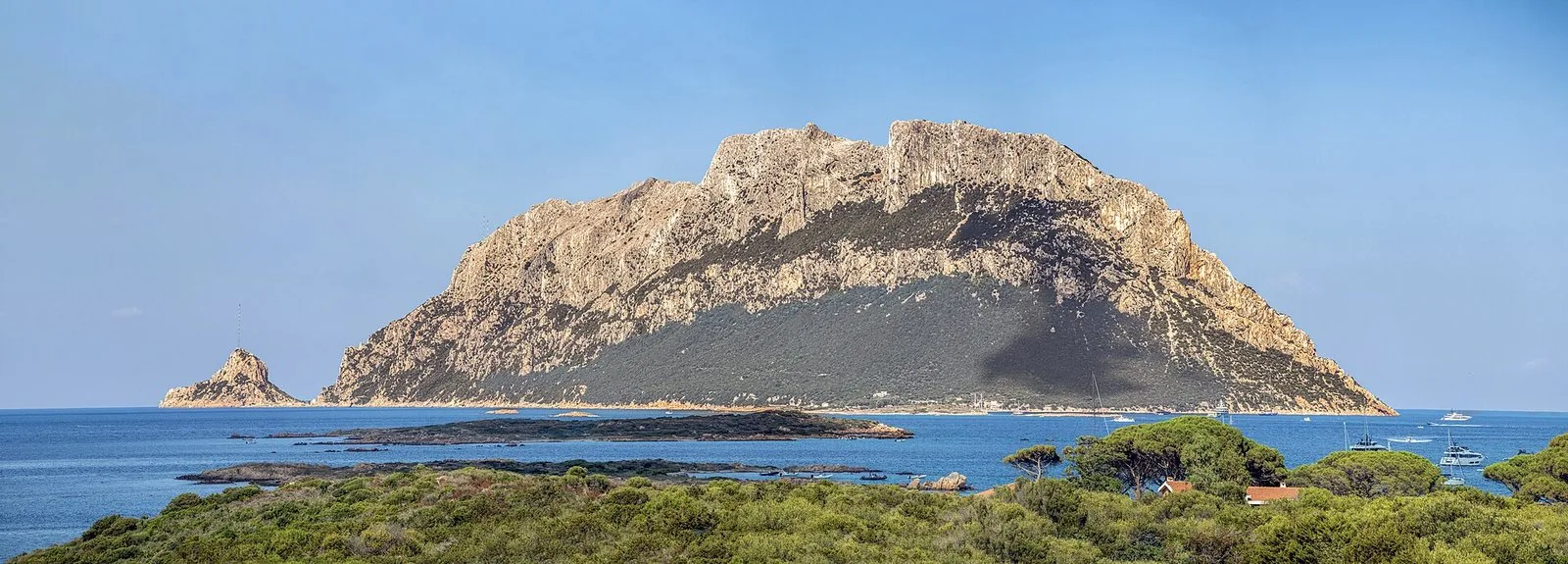 L'isola di Tavolara vista dal mare, con le pareti calcaree a picco sull'acqua