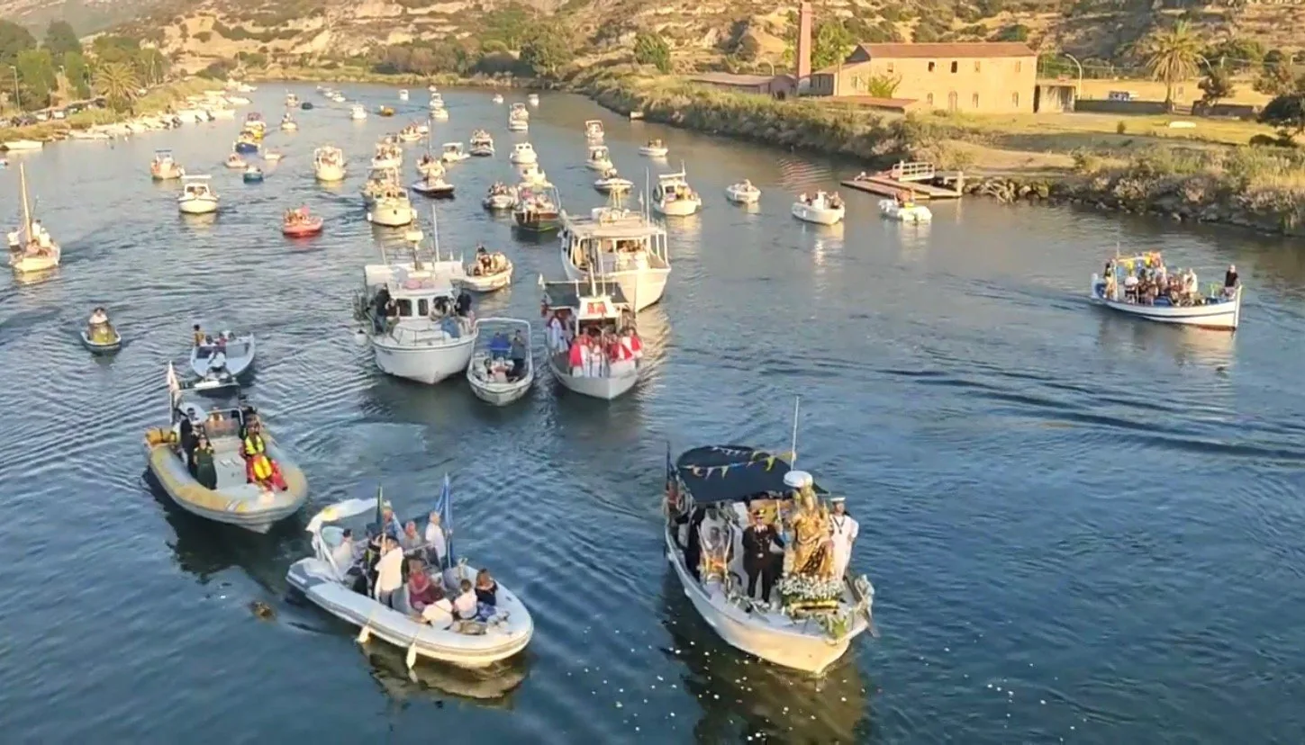 Processione a mare con un corteo di barche in Sardegna