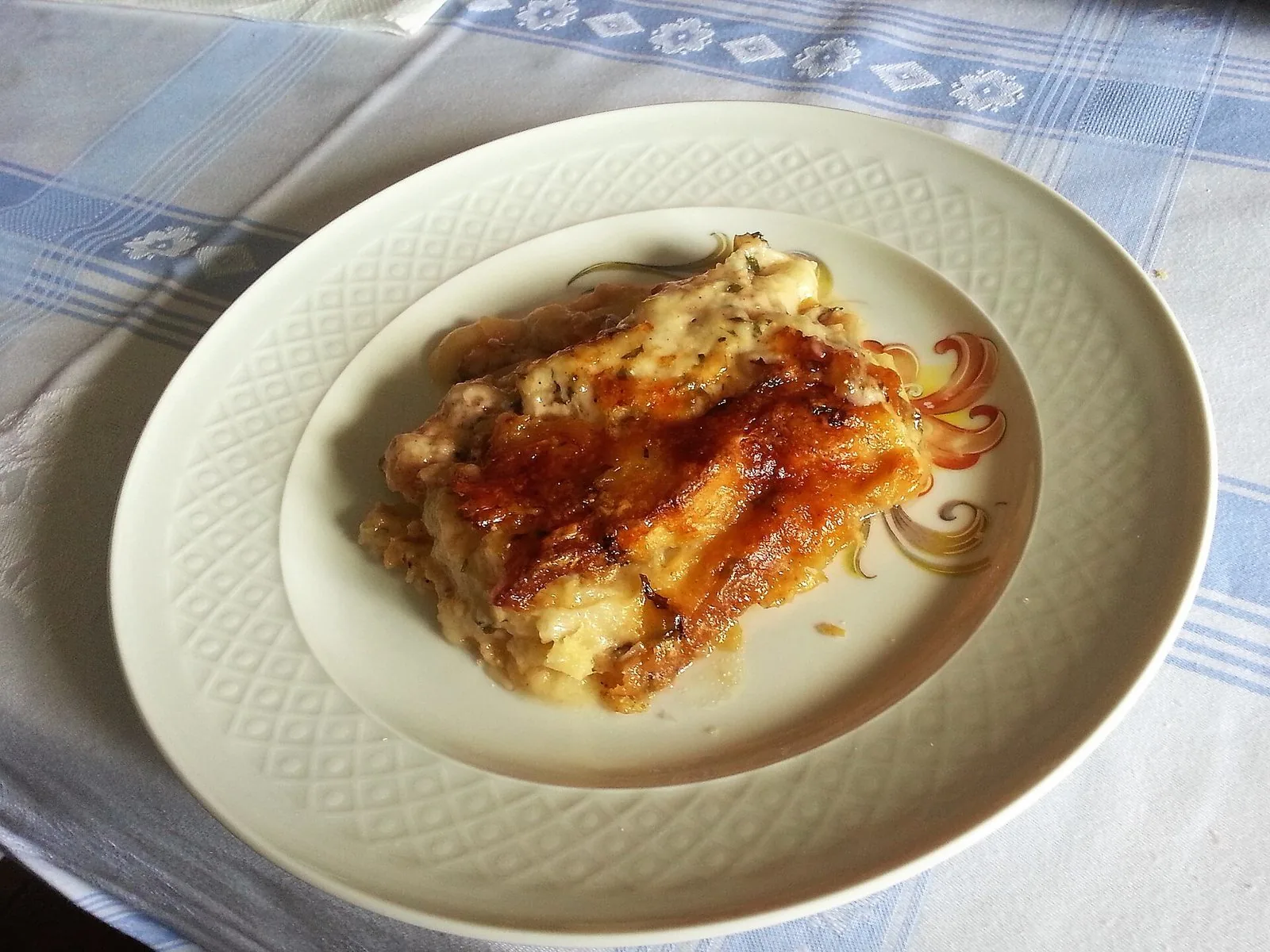 Una porzione di zuppa gallurese servita nel piatto