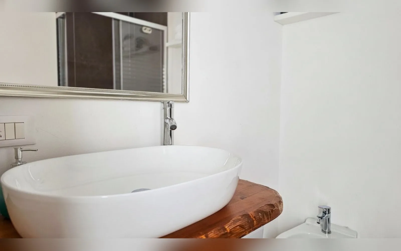 CAMERA MATRIMONIALE CON BAGNO PRIVATO E PICCOLO POGGIOLO &mdash; dettaglio