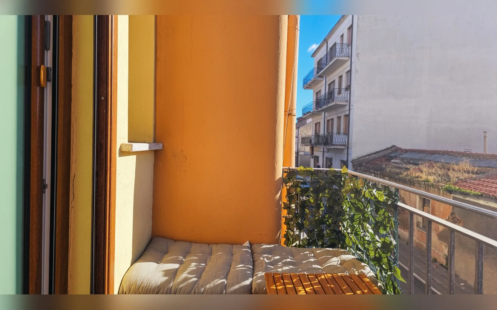 CAMERA MATRIMONIALE CON BAGNO PRIVATO E PICCOLO POGGIOLO &mdash; dettaglio
